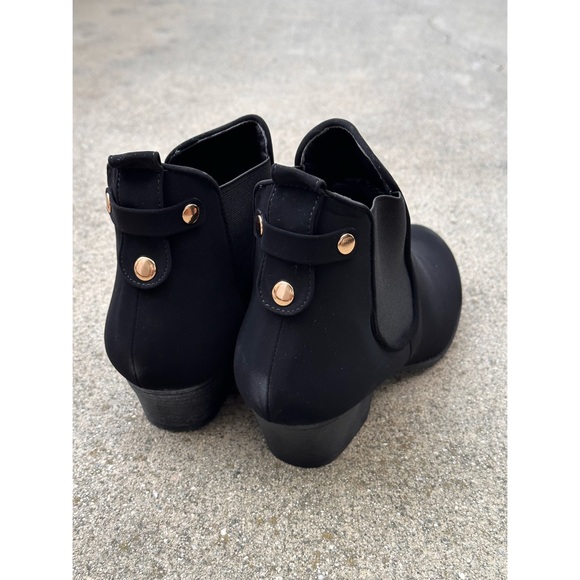 Last one! Top Moda size 8 Low Heel Chelsea Ankle Black Booties - Picture 4 of 4